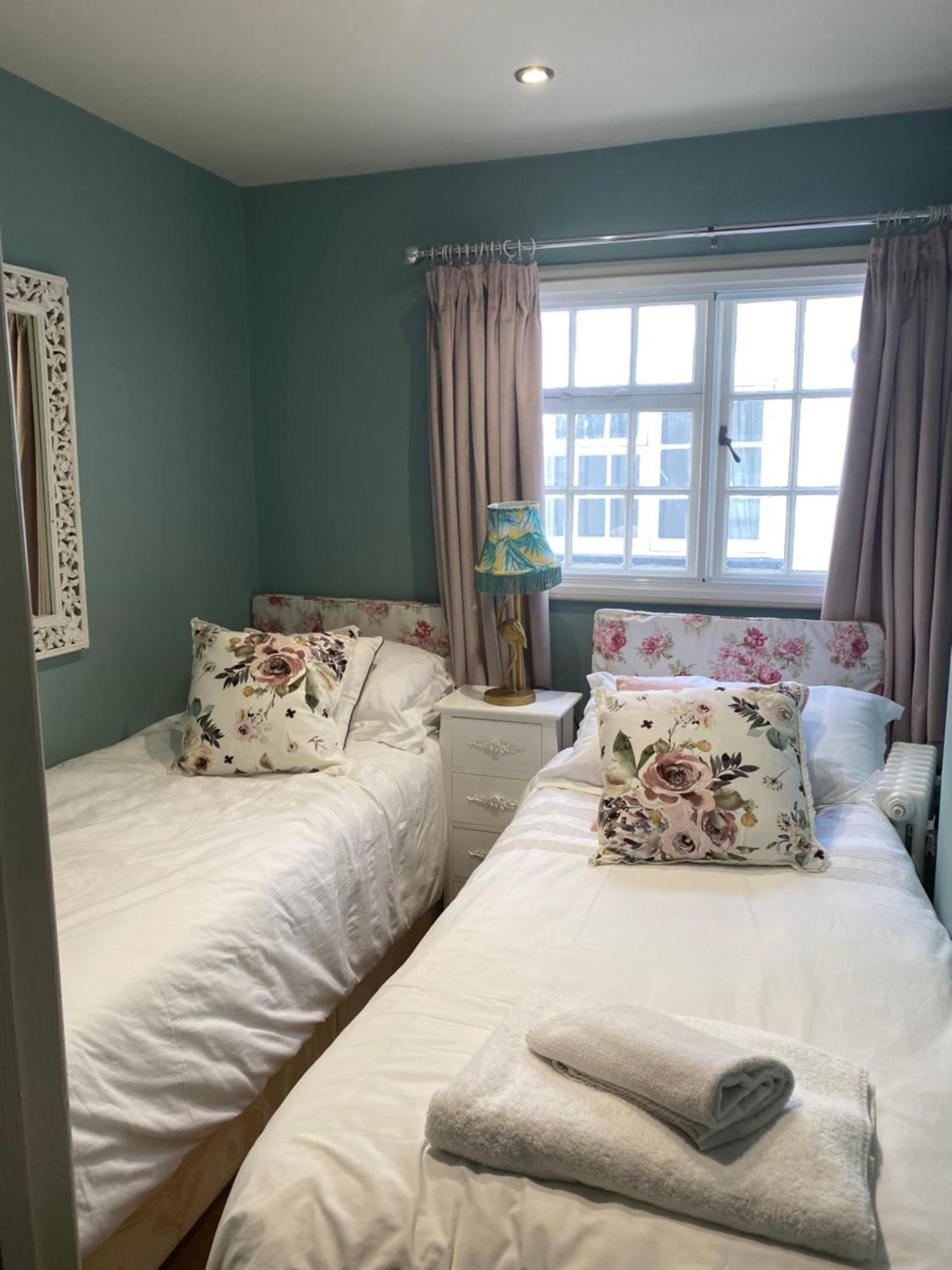 Monmouth House Apartments, Lyme Regis Old Town, Dog Friendly, Parking Extérieur photo